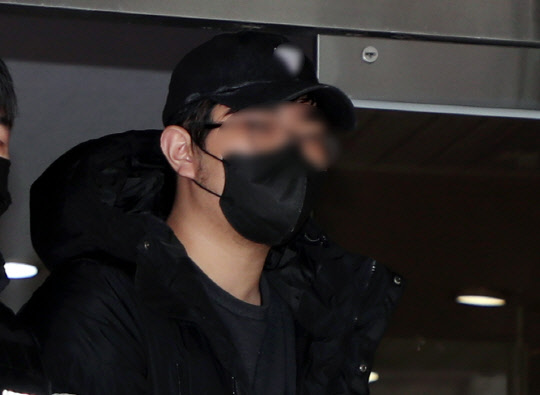 아동 성범죄자 조두순(69)의 집에 들어간 뒤 조씨를 둔기로 폭행해 현행범 체포된 A(21) 씨가 18일 오후 구속 전 피의자 심문을 받기 위해 경기 안산단원경찰서를 나서고 있다. <안산=연합뉴스>